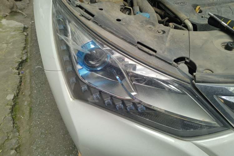 Used BYD Song 2016 2.0TID Automatic Prestige Edition Right Front Headlight