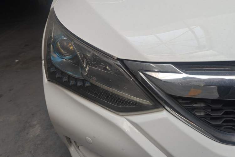 Used BYD Song 2016 GaiShi Edition 1.5TI Manual Elite Model Right Front Headlight