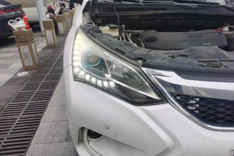 Used BYD Song 2016 GaiShi Edition 1.5TI Manual Elite Model Right Front Headlight