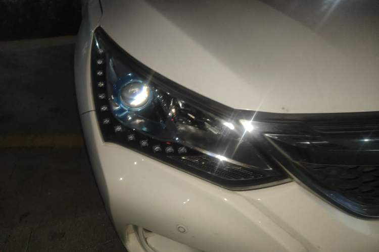 Used BYD Song 2016 GaiShi Edition 1.5TI Manual Elite Model Right Front Headlight
