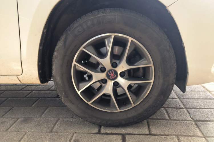 Used BYD Song 2016 GaiShi Edition 1.5TID Automatic Elite Model Right Front Wheel Hub