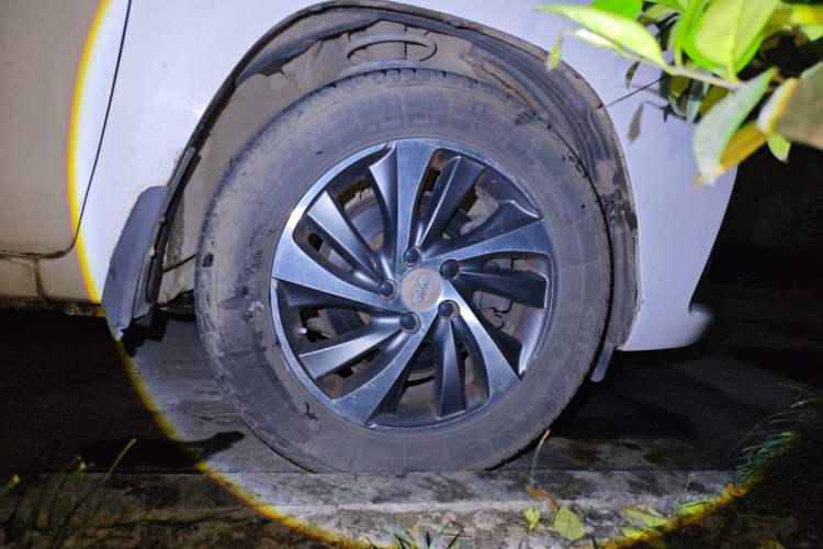 Used BYD Song 2016 1.5TI Manual Luxury Model Right Front Wheel Hub