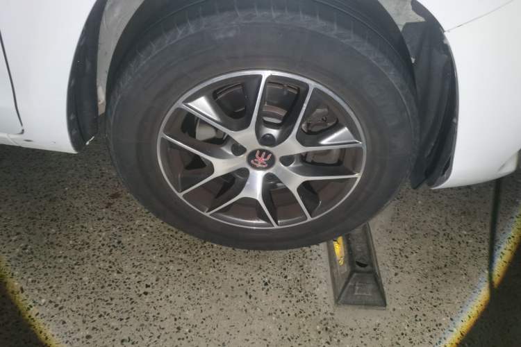 Used BYD Song 2016 GaiShi Edition 1.5TID Automatic Elite Model Right Front Wheel Hub