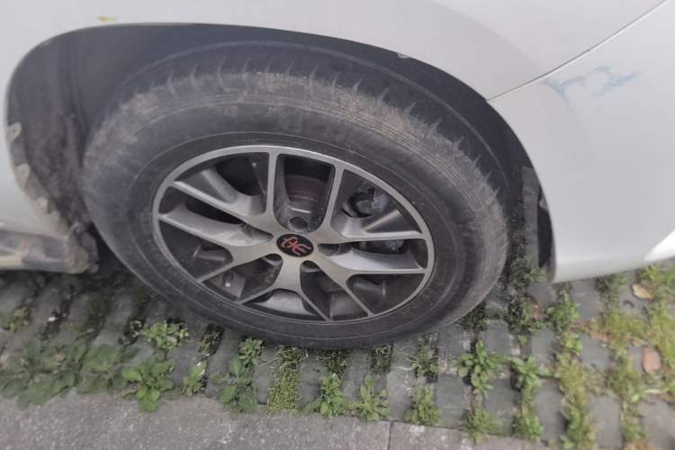 Used BYD Song 2016 GaiShi Edition 1.5TID Automatic Elite Model Right Front Wheel Hub