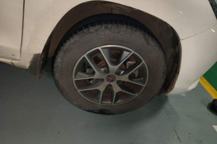 Used BYD Song 2016 GaiShi Edition 1.5TID Automatic Elite Model Right Front Wheel Hub