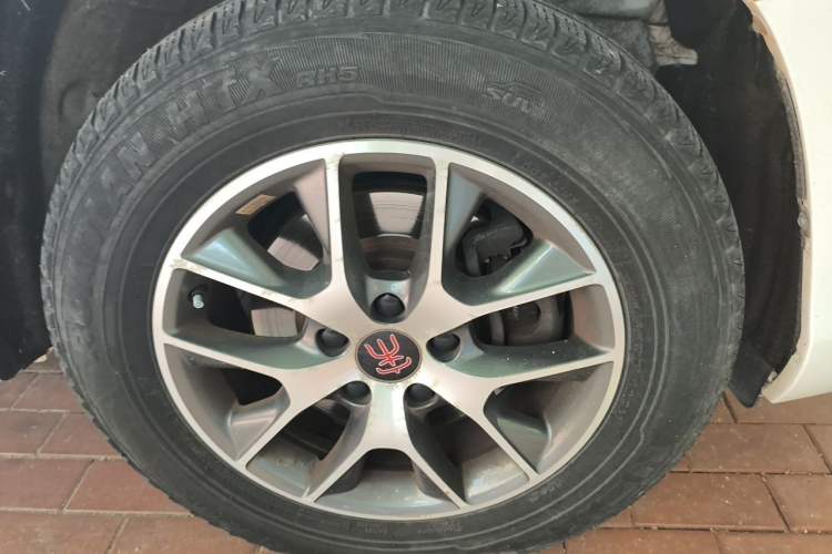 Used BYD Song 2016 GaiShi Edition 1.5TID Automatic Elite Model Right Front Wheel Hub