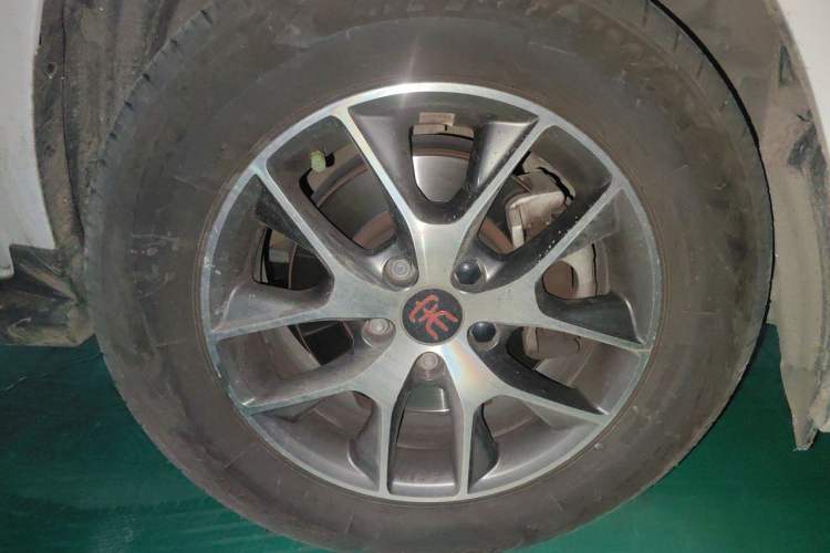 Used BYD Song 2016 GaiShi Edition 1.5TID Automatic Elite Model Right Front Wheel Hub