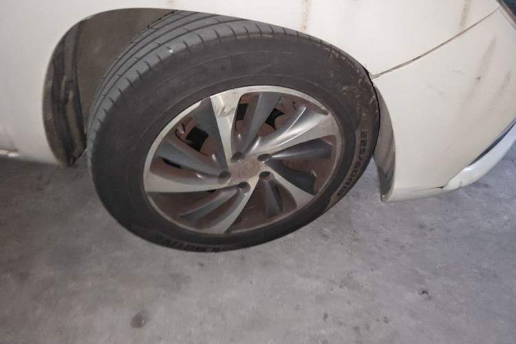 Used BYD Song 2016 2.0TID Automatic Prestige Edition Right Front Wheel Hub