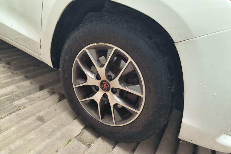 Used BYD Song 2016 GaiShi Edition 1.5TID Automatic Elite Model Right Front Wheel Hub