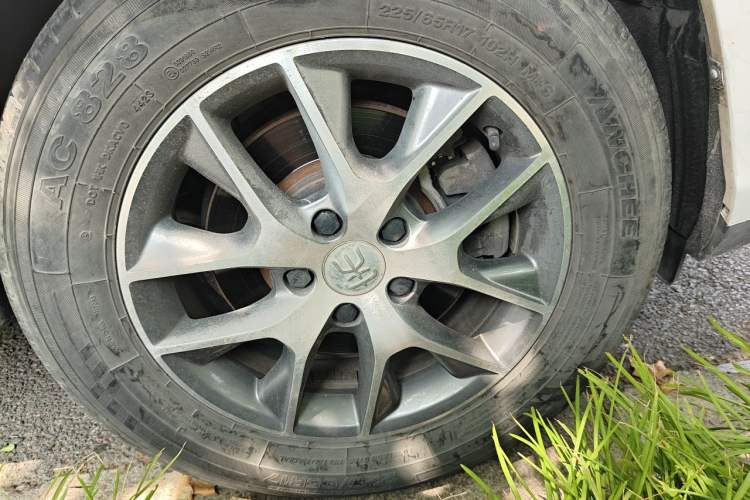 Used BYD Song 2016 Gaishi Edition 1.5TID Automatic Leading Model Right Front Wheel Hub