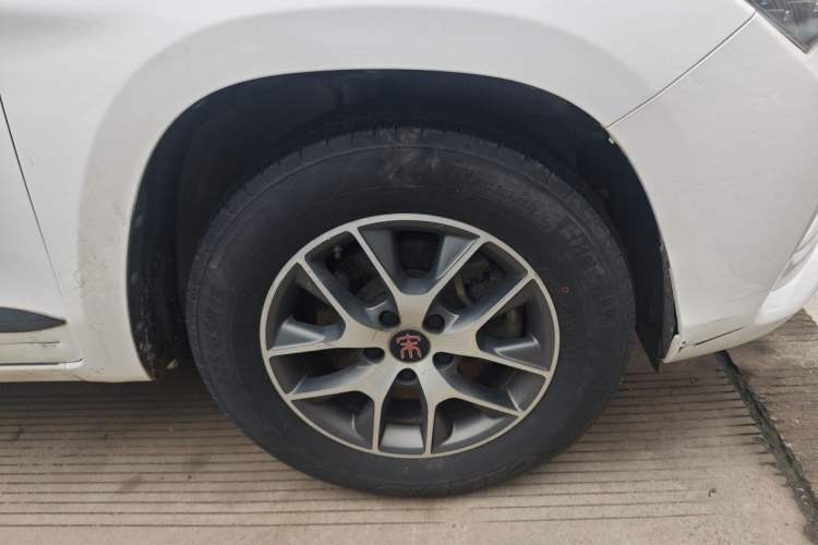 Used BYD Song 2016 GaiShi Edition 1.5TID Automatic Elite Model Right Front Wheel Hub