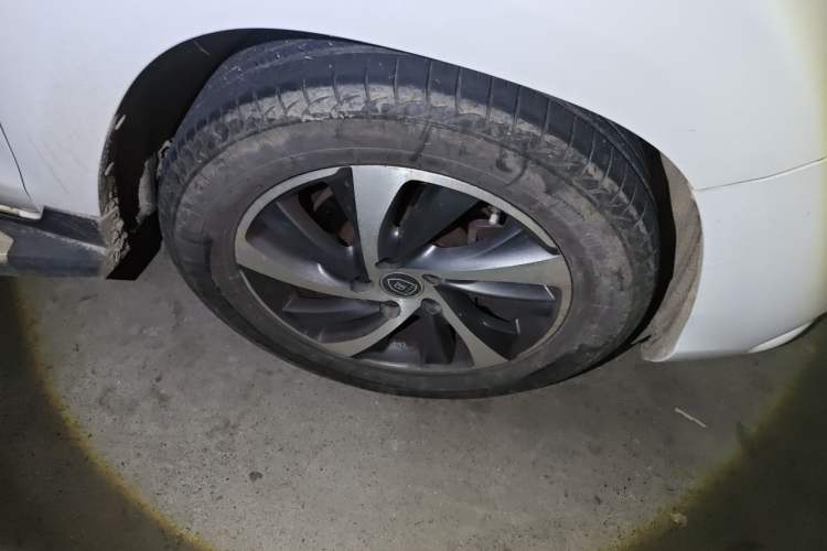Used BYD Song 2016 2.0TID Automatic Prestige Edition Right Front Wheel Hub