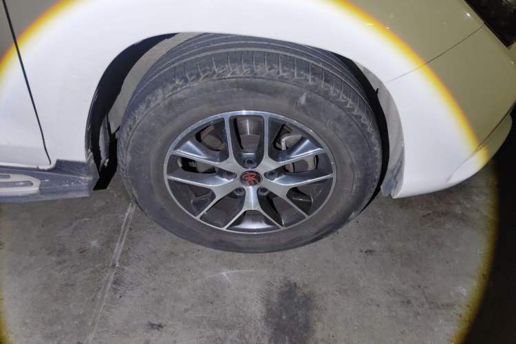 Used BYD Song 2016 Gaishi Edition 1.5TID Automatic Luxury Model Right Front Wheel Hub