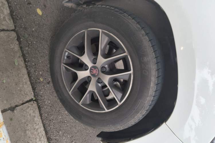Used BYD Song 2016 GaiShi Edition 1.5TI Manual Elite Model Right Front Wheel Hub
