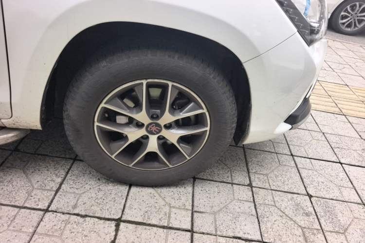 Used BYD Song 2016 Gaishi Edition 1.5TI Manual Haoya Model Right Front Wheel Hub