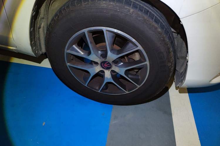 Used BYD Song 2016 Gaishi Edition 1.5TID Automatic Luxury Model Right Front Wheel Hub