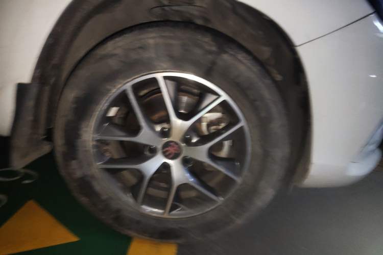 Used BYD Song 2016 GaiShi Edition 1.5TID Automatic Elite Model Right Front Wheel Hub
