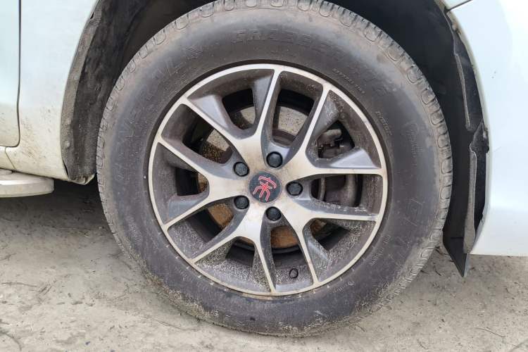 Used BYD Song 2016 Gaishi Edition 1.5TI Manual Haoya Model Right Front Wheel Hub