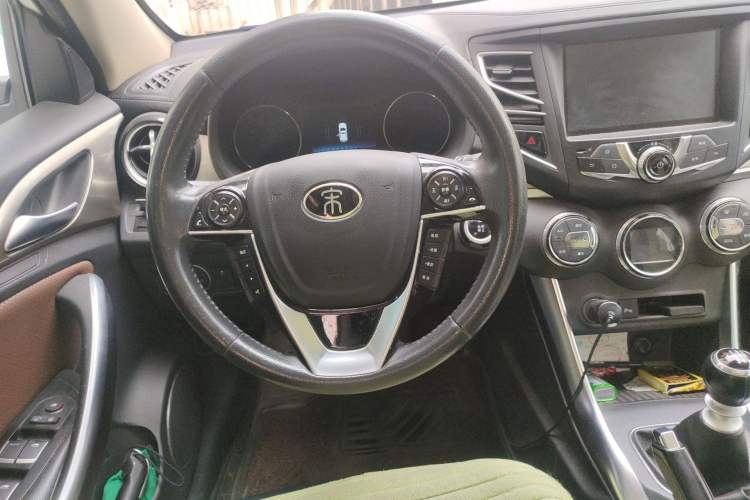 Used BYD Song 2016 Gaishi Edition 1.5TI Manual Haoya Model Steering Wheel