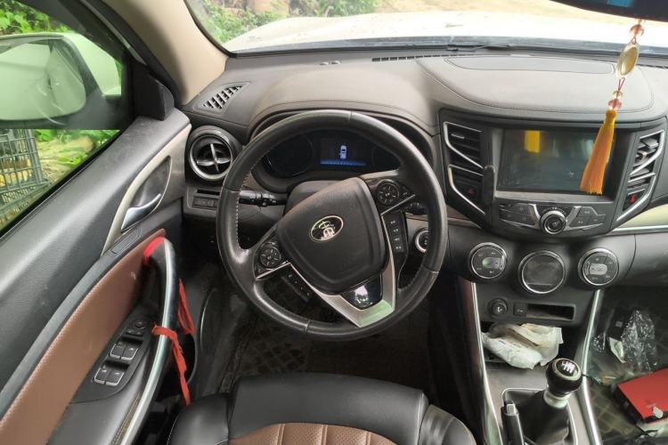 Used BYD Song 2016 Gaishi Edition 1.5TI Manual Haoya Model Steering Wheel