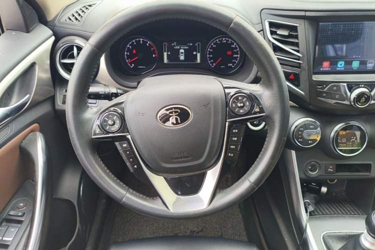 Used BYD Song 2016 Gaishi Edition 1.5TI Manual Haoya Model Steering Wheel