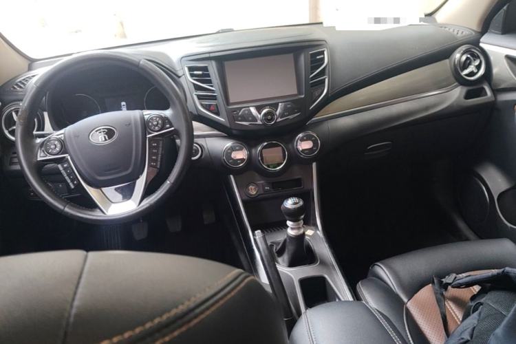 Used BYD Song 2016 GaiShi Edition 1.5TI Manual Elite Model Center Console