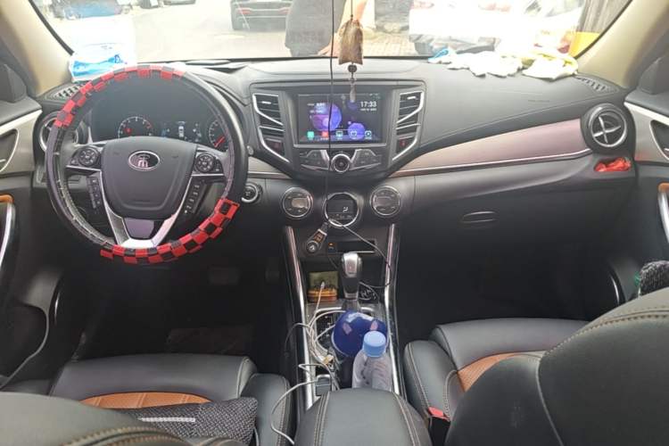 Used BYD Song 2016 GaiShi Edition 1.5TID Automatic Elite Model Center Console