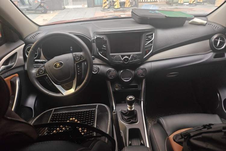 Used BYD Song 2016 GaiShi Edition 1.5TI Manual Elite Model Center Console