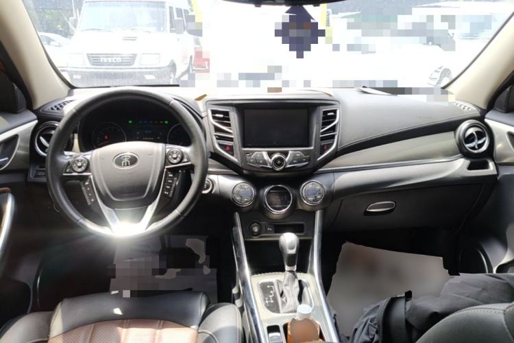 Used BYD Song 2016 GaiShi Edition 1.5TID Automatic Elite Model Center Console