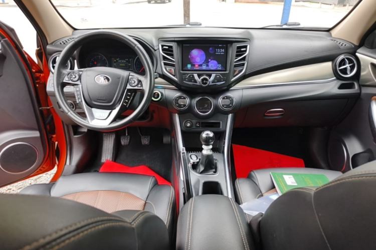 Used BYD Song 2016 GaiShi Edition 1.5TI Manual Elite Model Center Console