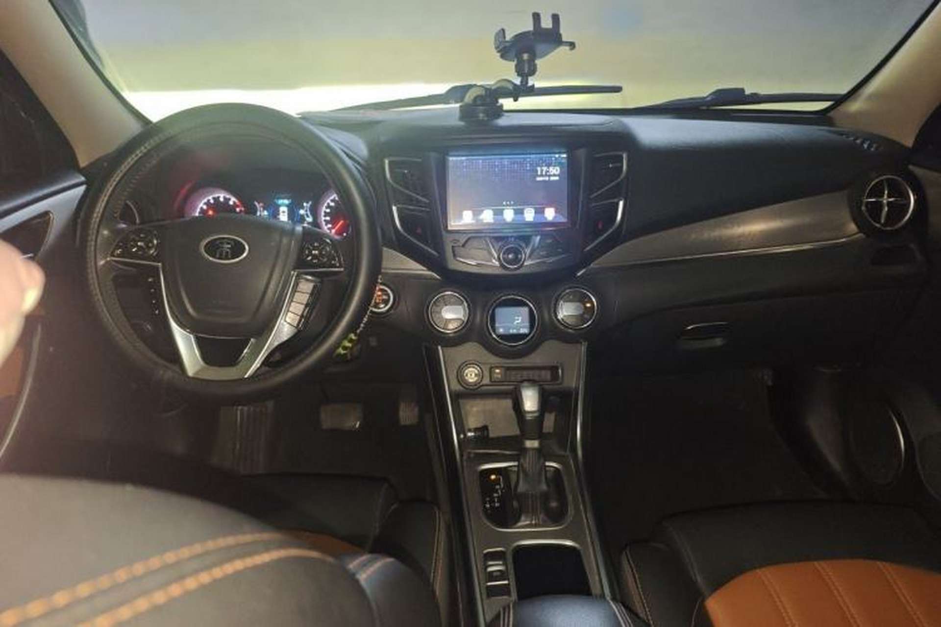 Used BYD Song 2016 GaiShi Edition 1.5TID Automatic Elite Model Center Console