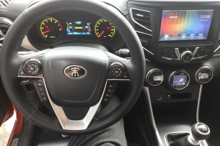 Used BYD Song 2016 GaiShi Edition 1.5TI Manual Elite Model Center Console