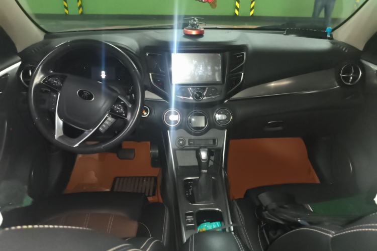 Used BYD Song 2016 GaiShi Edition 1.5TID Automatic Elite Model Center Console