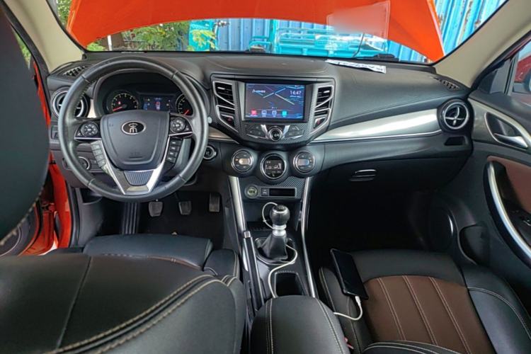 Used BYD Song 2016 GaiShi Edition 1.5TI Manual Elite Model Center Console
