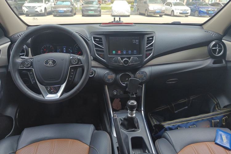 Used BYD Song 2016 1.5TI Manual Luxury Model Center Console