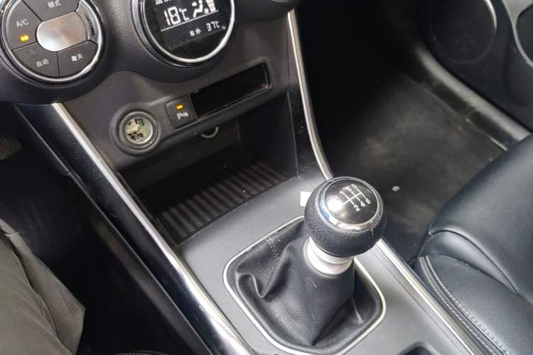 Used BYD Song 2016 GaiShi Edition 1.5TI Manual Elite Model Gear Lever