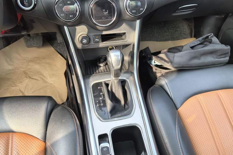 Used BYD Song 2016 2.0TID Automatic Prestige Edition Gear Lever