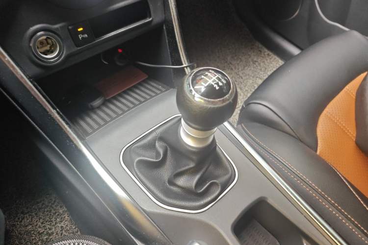 Used BYD Song 2016 GaiShi Edition 1.5TI Manual Elite Model Gear Lever