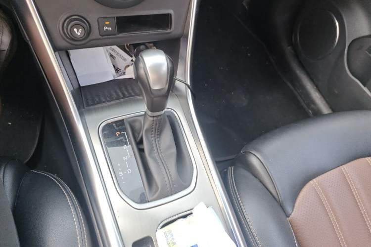Used BYD Song 2016 Gaishi Edition 1.5TID Automatic Luxury Model Gear Lever