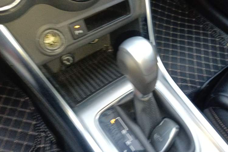 Used BYD Song 2016 2.0TID Automatic Prestige Edition Gear Lever