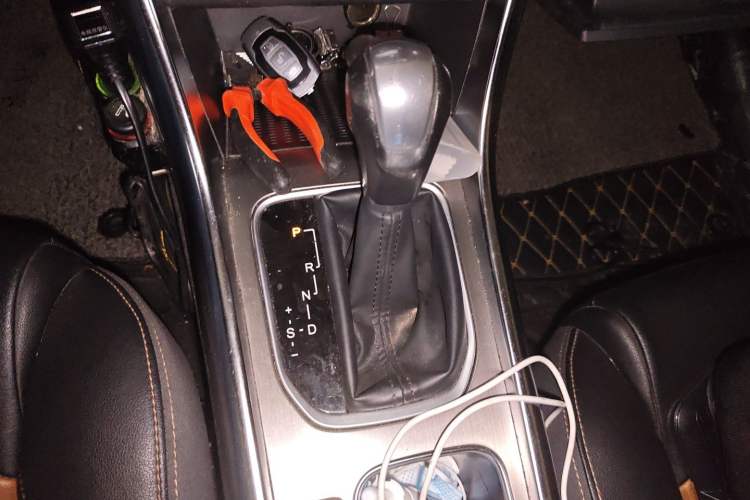 Used BYD Song 2016 2.0TID Automatic Prestige Edition Gear Lever