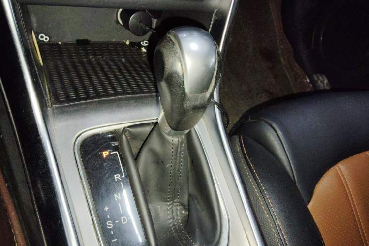 Used BYD Song 2016 2.0TID Automatic Prestige Edition Gear Lever