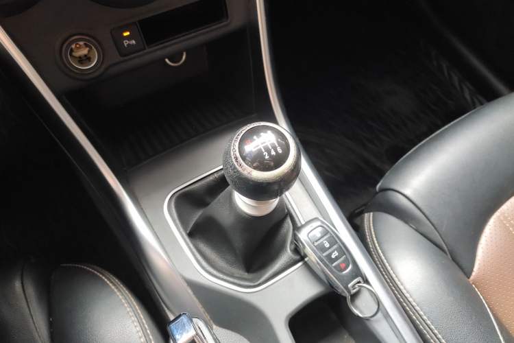 Used BYD Song 2016 GaiShi Edition 1.5TI Manual Elite Model Gear Lever