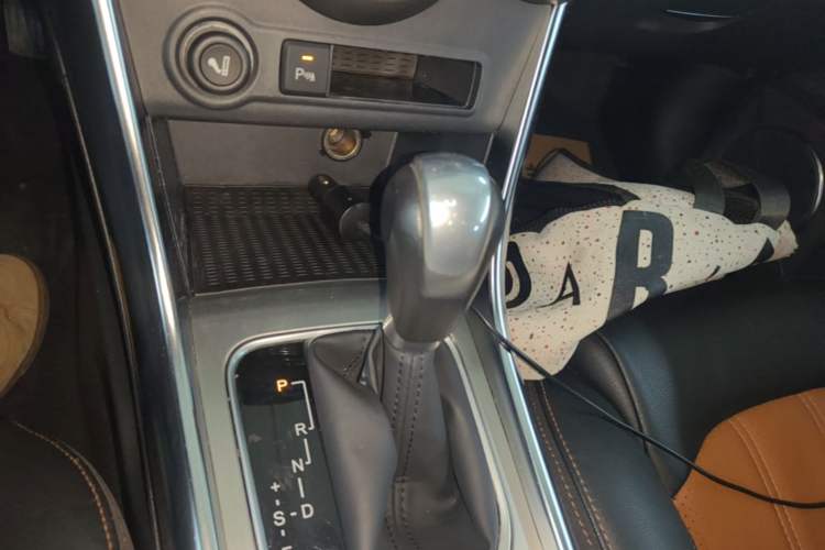 Used BYD Song 2016 2.0TID Automatic Prestige Edition Gear Lever