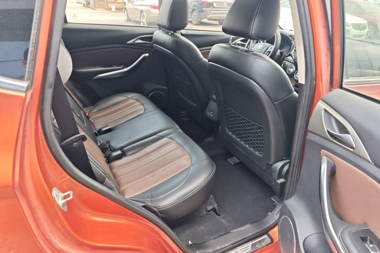 Used BYD Song 2016 Gaishi Edition 1.5TI Manual Haoya Model Interior 4