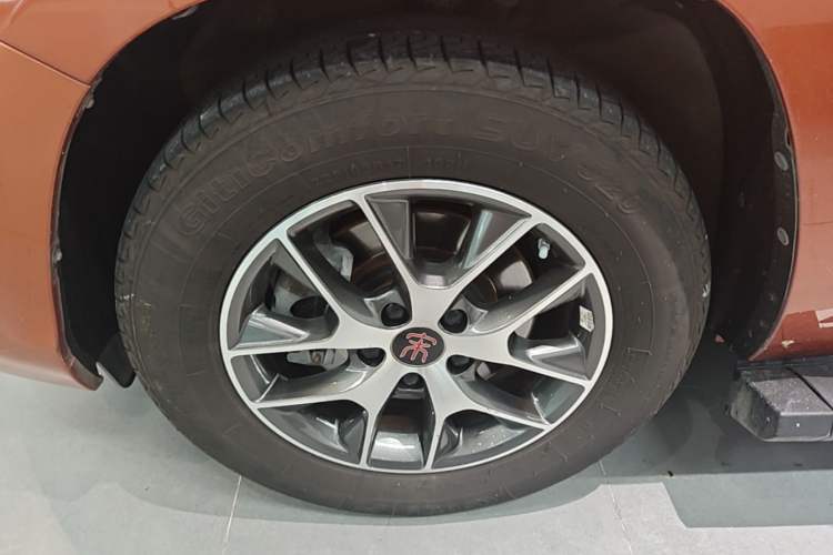 Used BYD Song 2016 Gaishi Edition 1.5TID Automatic Luxury Model Left Front Wheel Hub