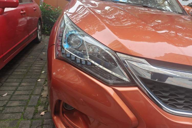 Used BYD Song 2016 GaiShi Edition 1.5TI Manual Elite Model Right Front Headlight