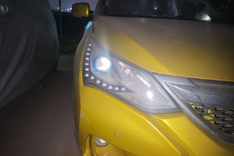 Used BYD Song 2016 GaiShi Edition 1.5TI Manual Elite Model Right Front Headlight