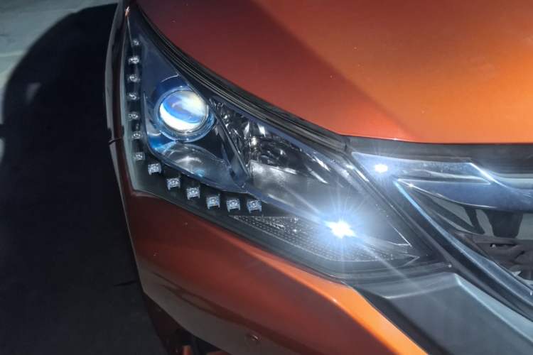 Used BYD Song 2016 2.0TID Automatic Prestige Edition Right Front Headlight