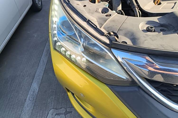 Used BYD Song 2016 2.0TID Automatic Prestige Edition Right Front Headlight